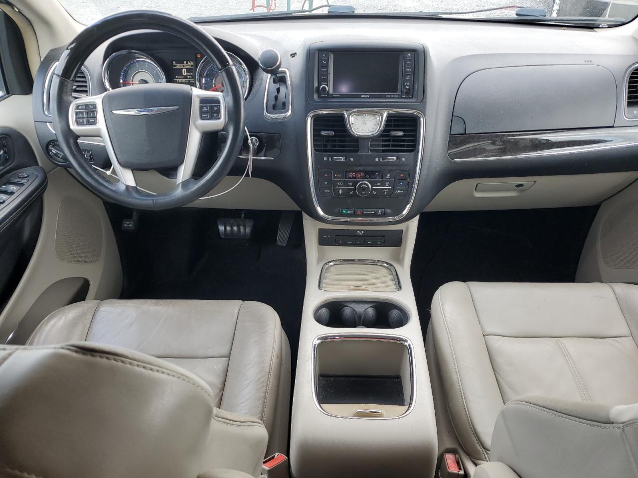 2016 Chrysler Town & Country - Image 8