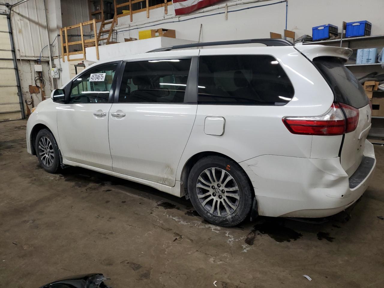 2018 Toyota Sienna - Image 2