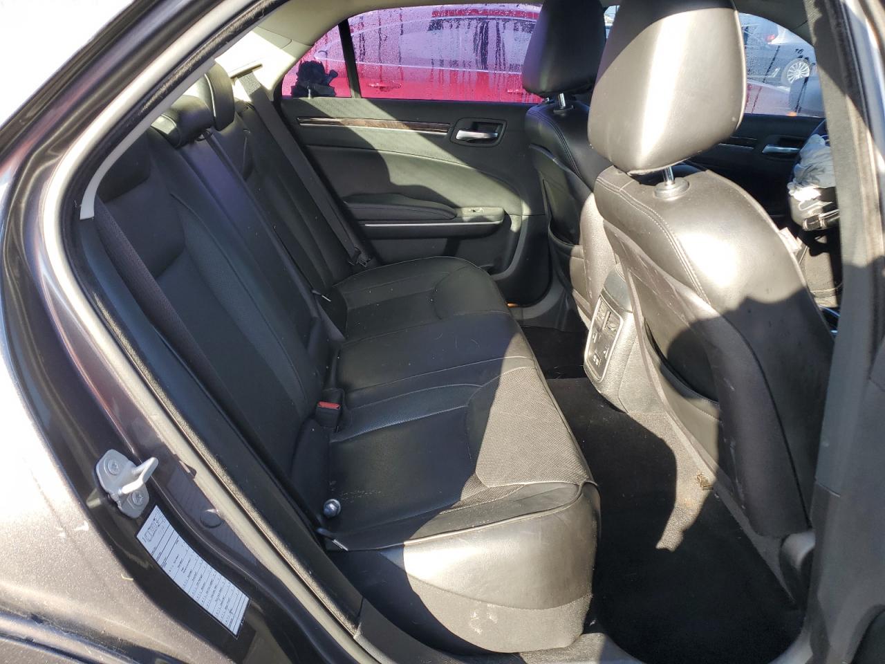 2019 Chrysler 300 - Image 10