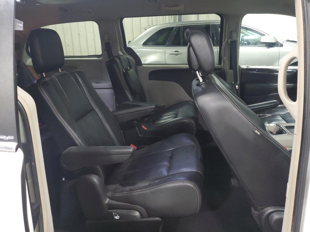 2013 Chrysler Town & Country - Image 11