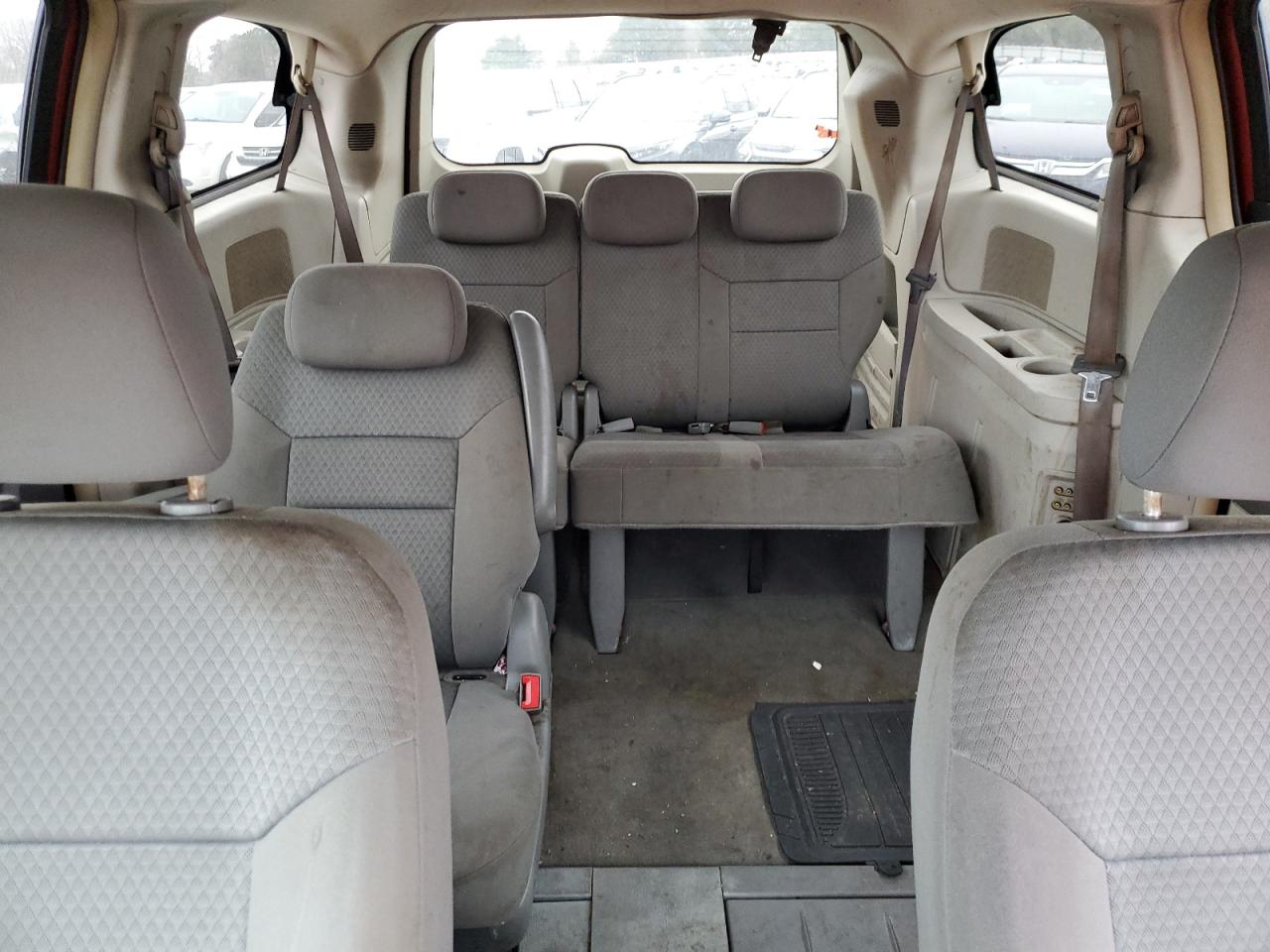 2010 Chrysler Town & Country - Image 10