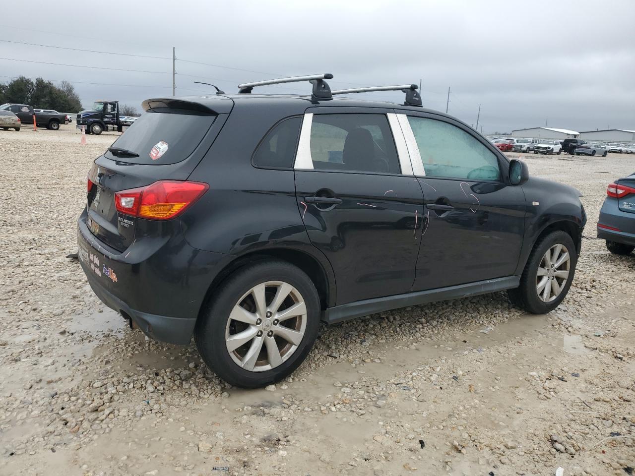 2014 Mitsubishi Outlander - Image 3