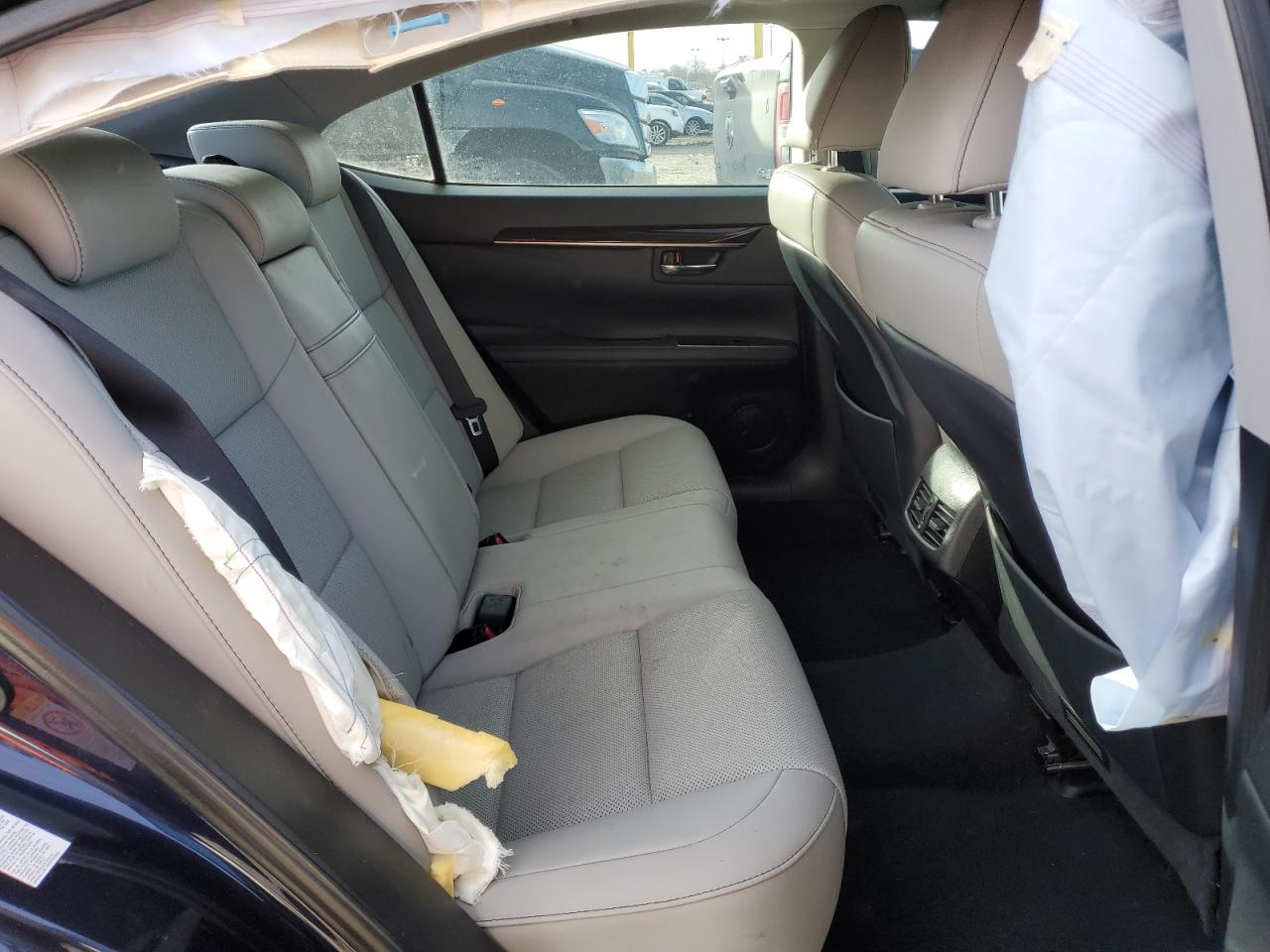 2016 Lexus ES - Image 10