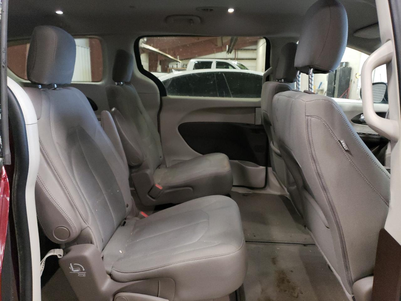 2017 Chrysler Pacifica - Image 11