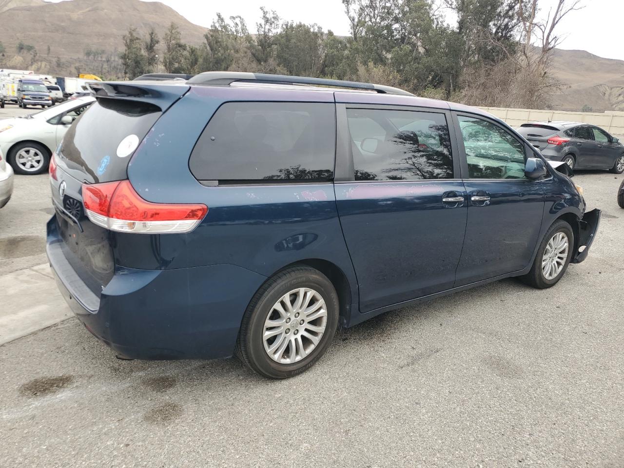 2011 Toyota Sienna - Image 3