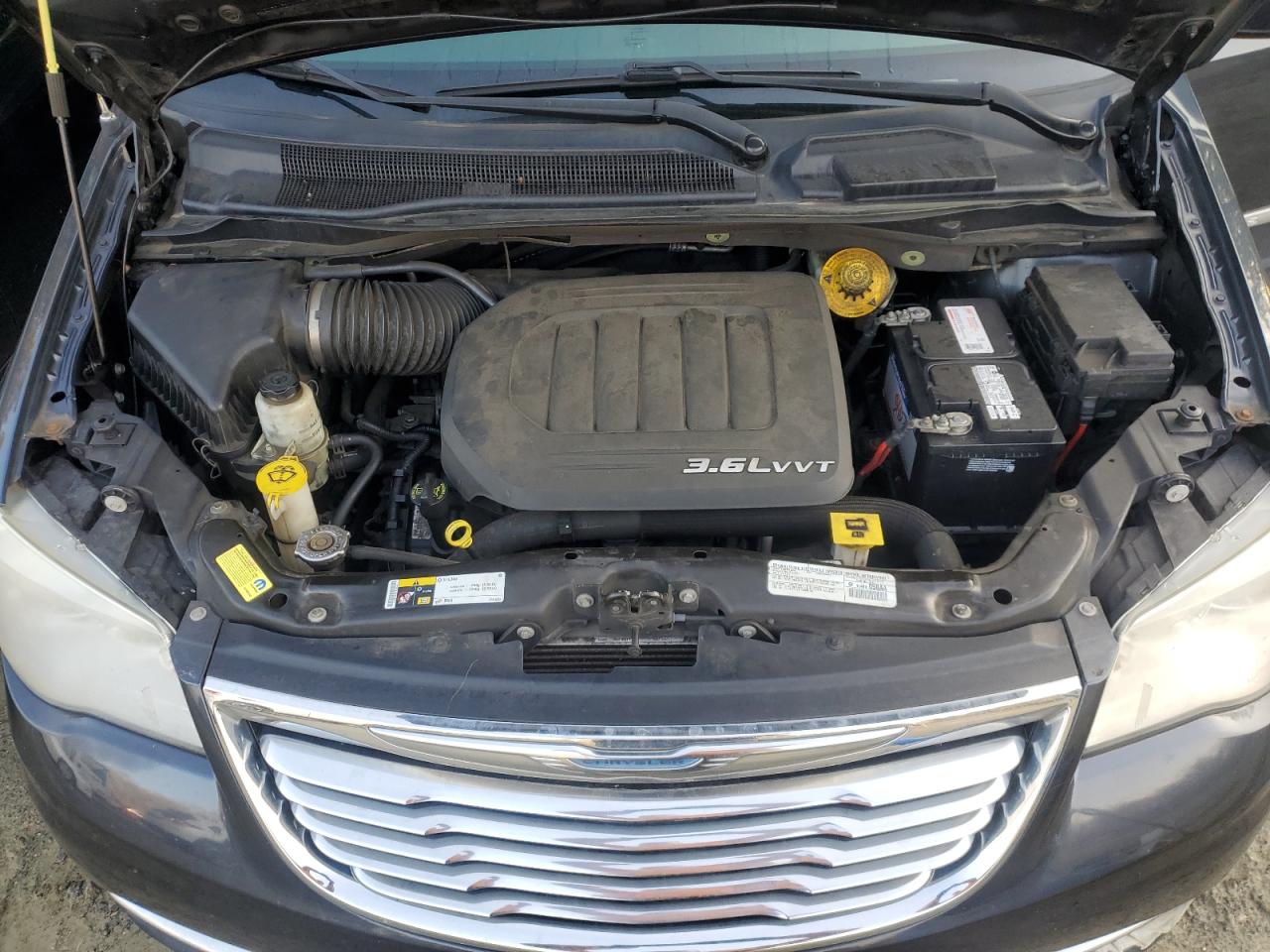 2014 Chrysler Town & Country - Image 12