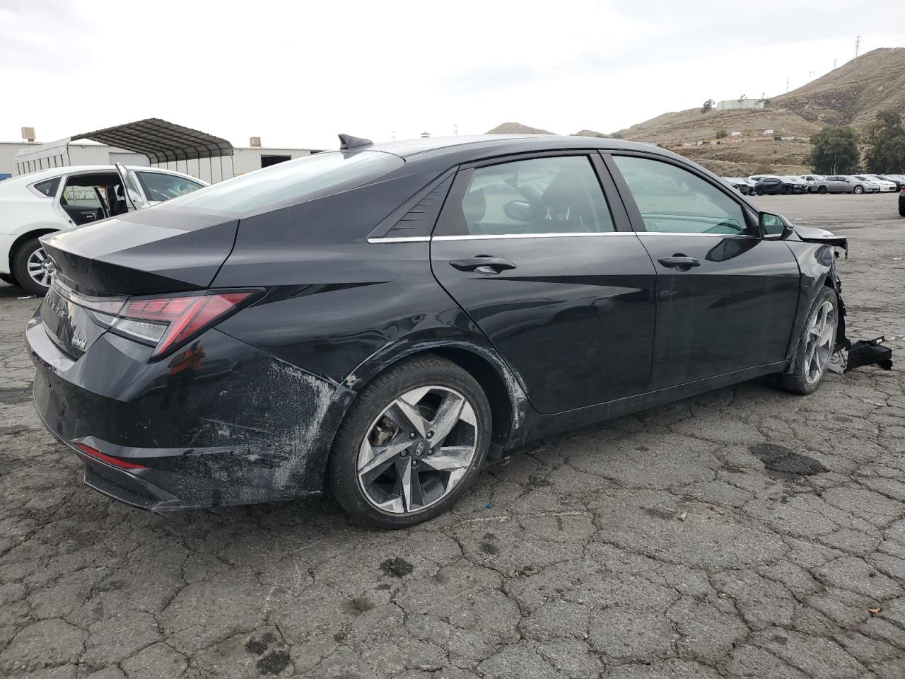 2022 Hyundai Elantra - Image 3
