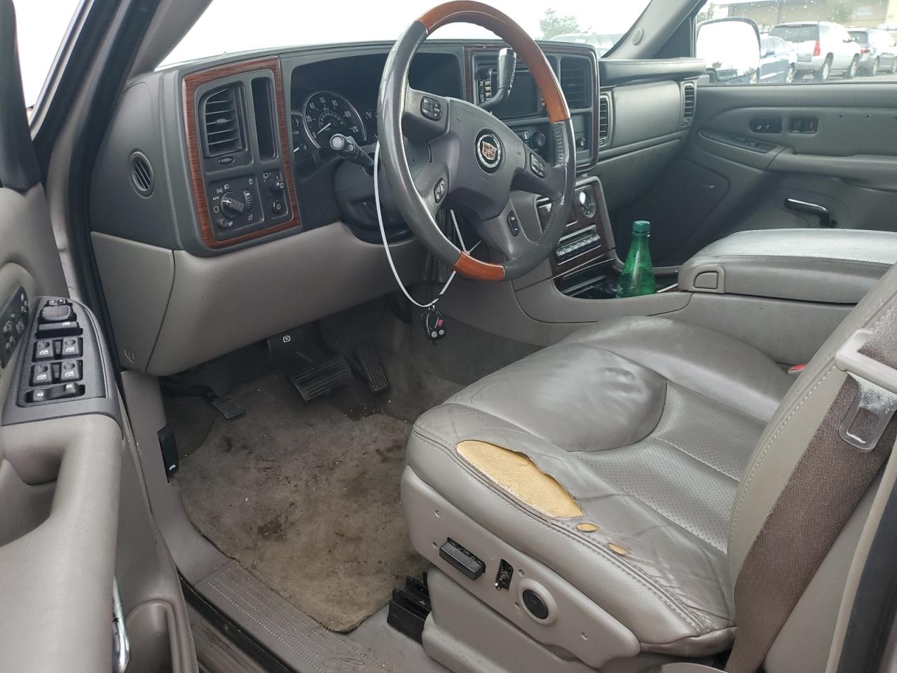 2004 Cadillac Escalade - Image 8