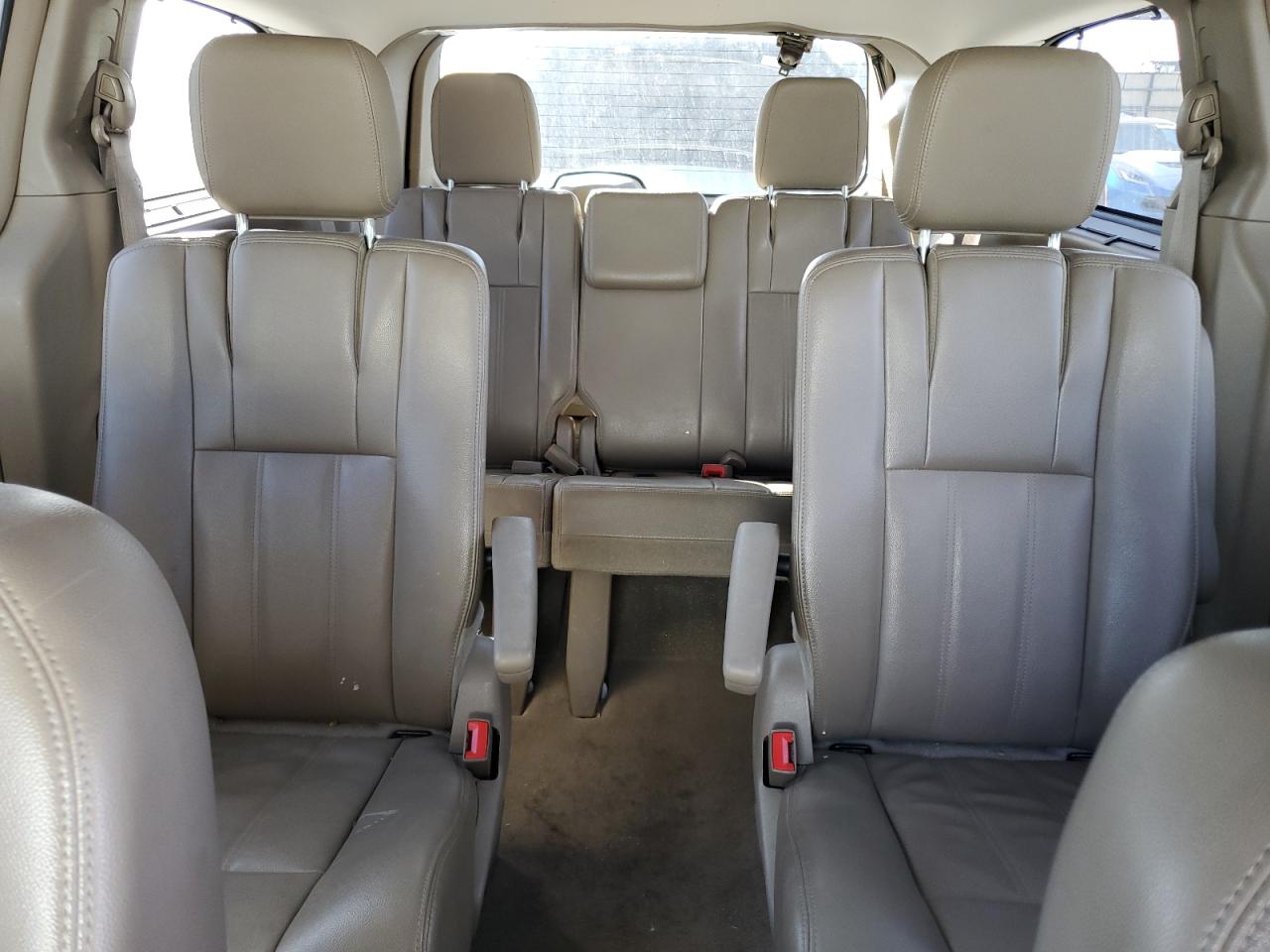 2015 Chrysler Town & Country - Image 10