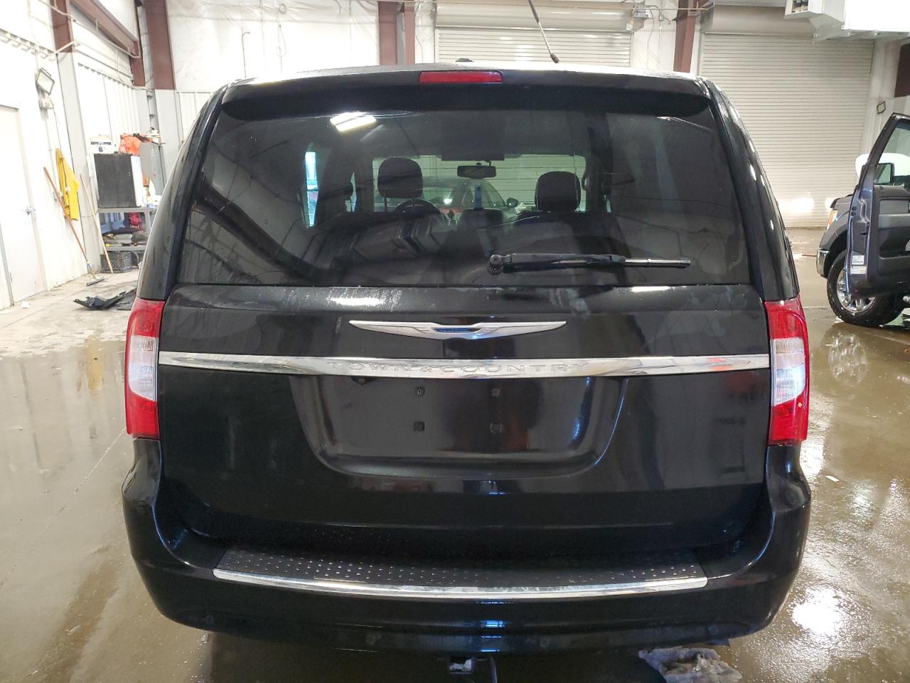 2015 Chrysler Town & Country - Image 6
