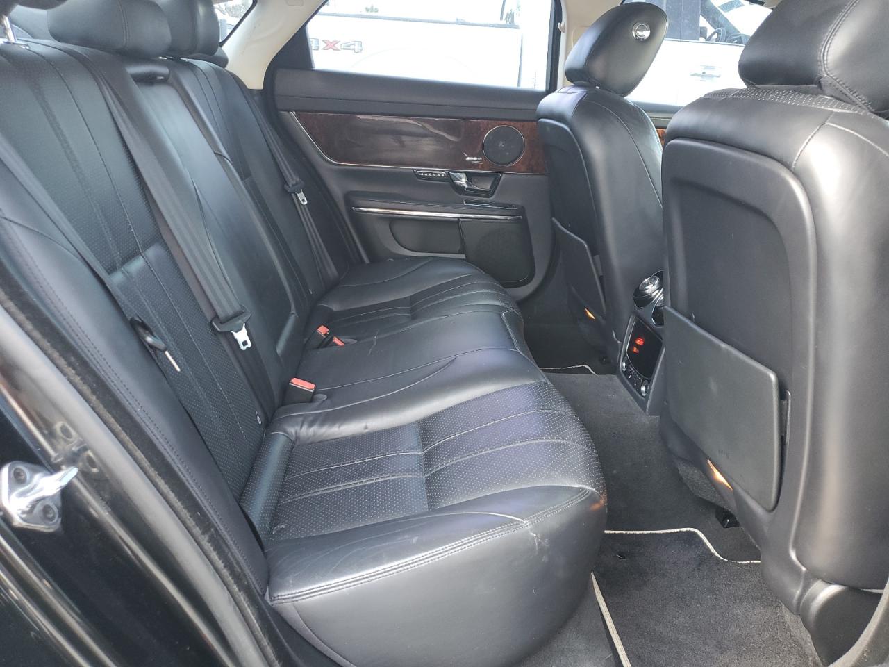 2013 Jaguar XJ - Image 10