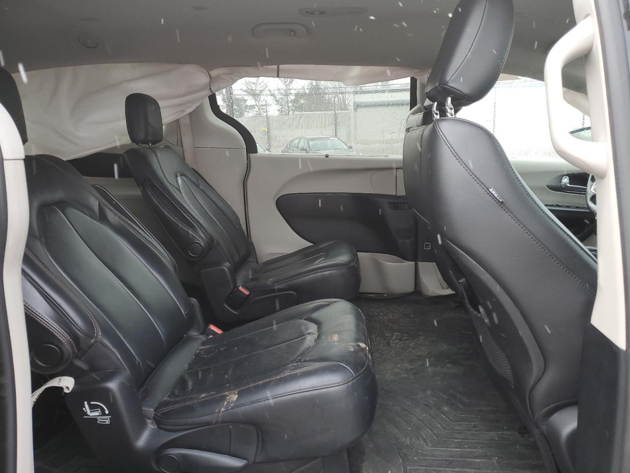 2020 Chrysler Pacifica - Image 12