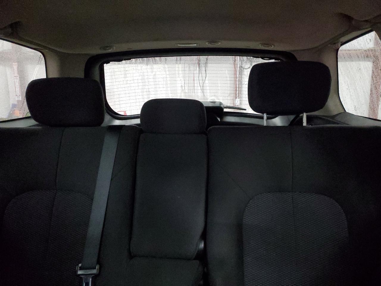 2011 Mitsubishi Endeavor - Image 10