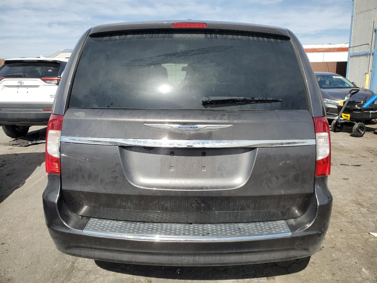 2016 Chrysler Town & Country - Image 6