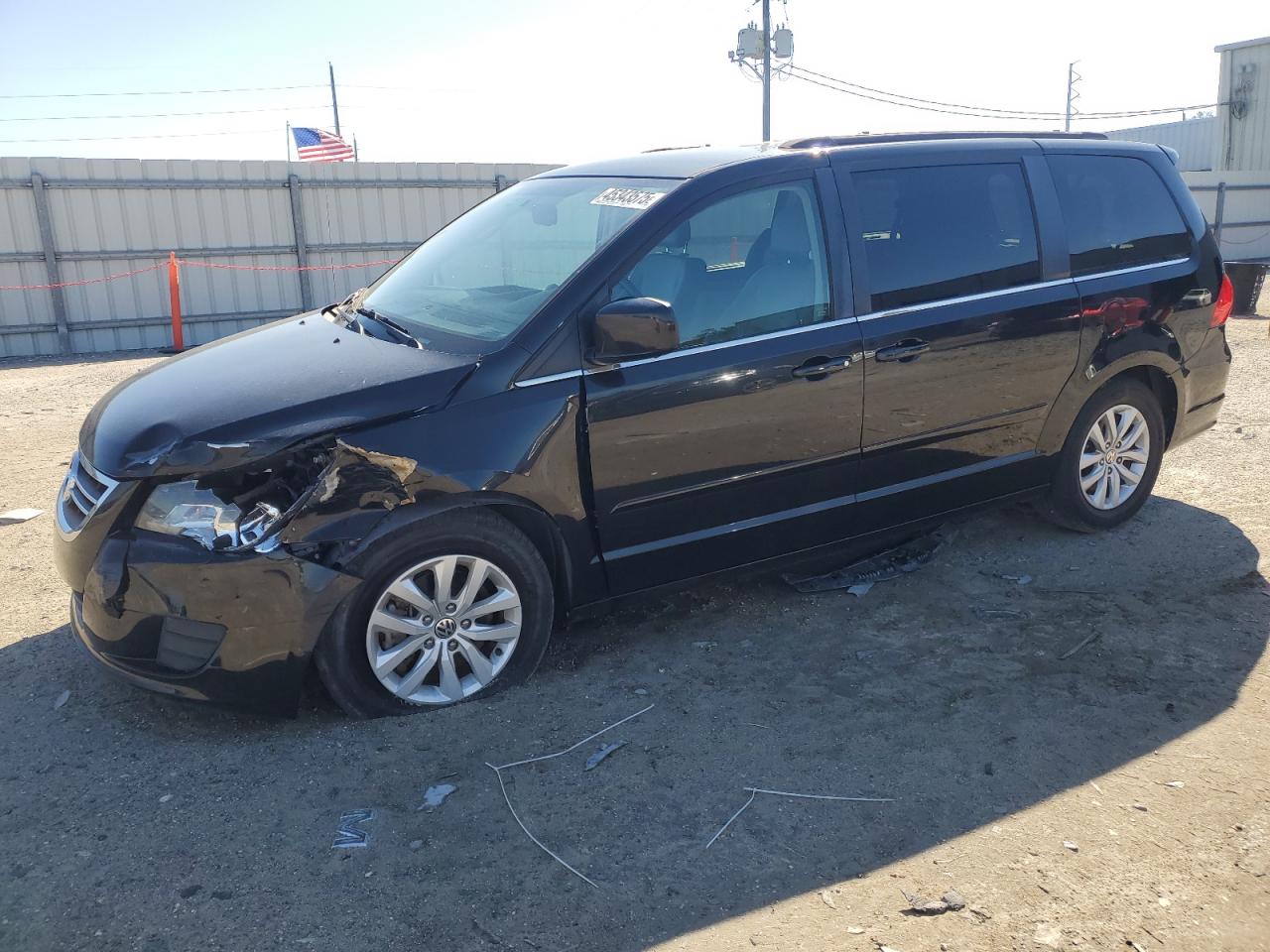 2014 Volkswagen Routan - Image 1