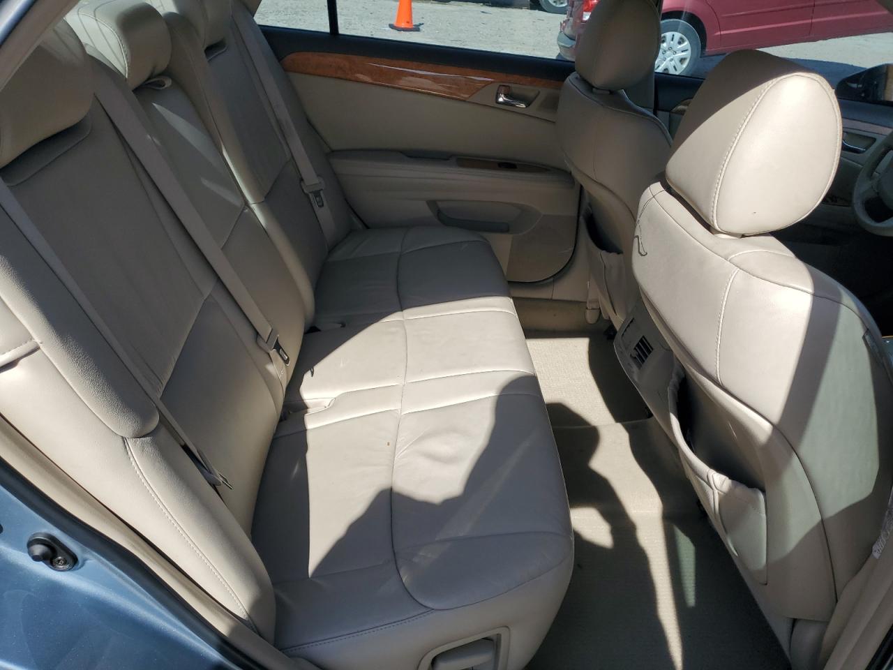 2005 Toyota Avalon - Image 11
