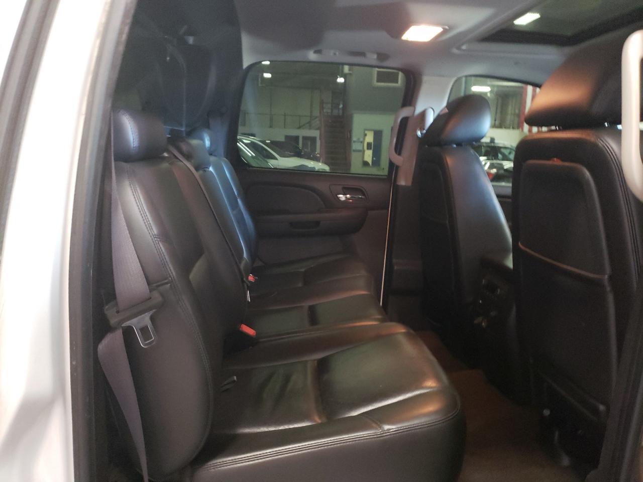 2011 Chevrolet Avalanche - Image 10