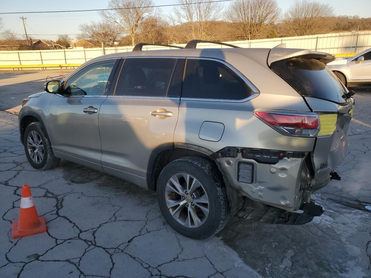 2015 Toyota Highlander - Image 2