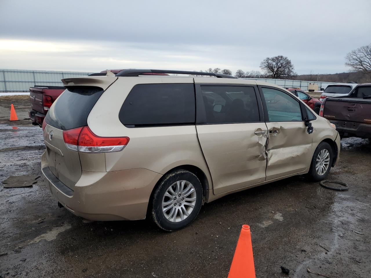 2013 Toyota Sienna - Image 3