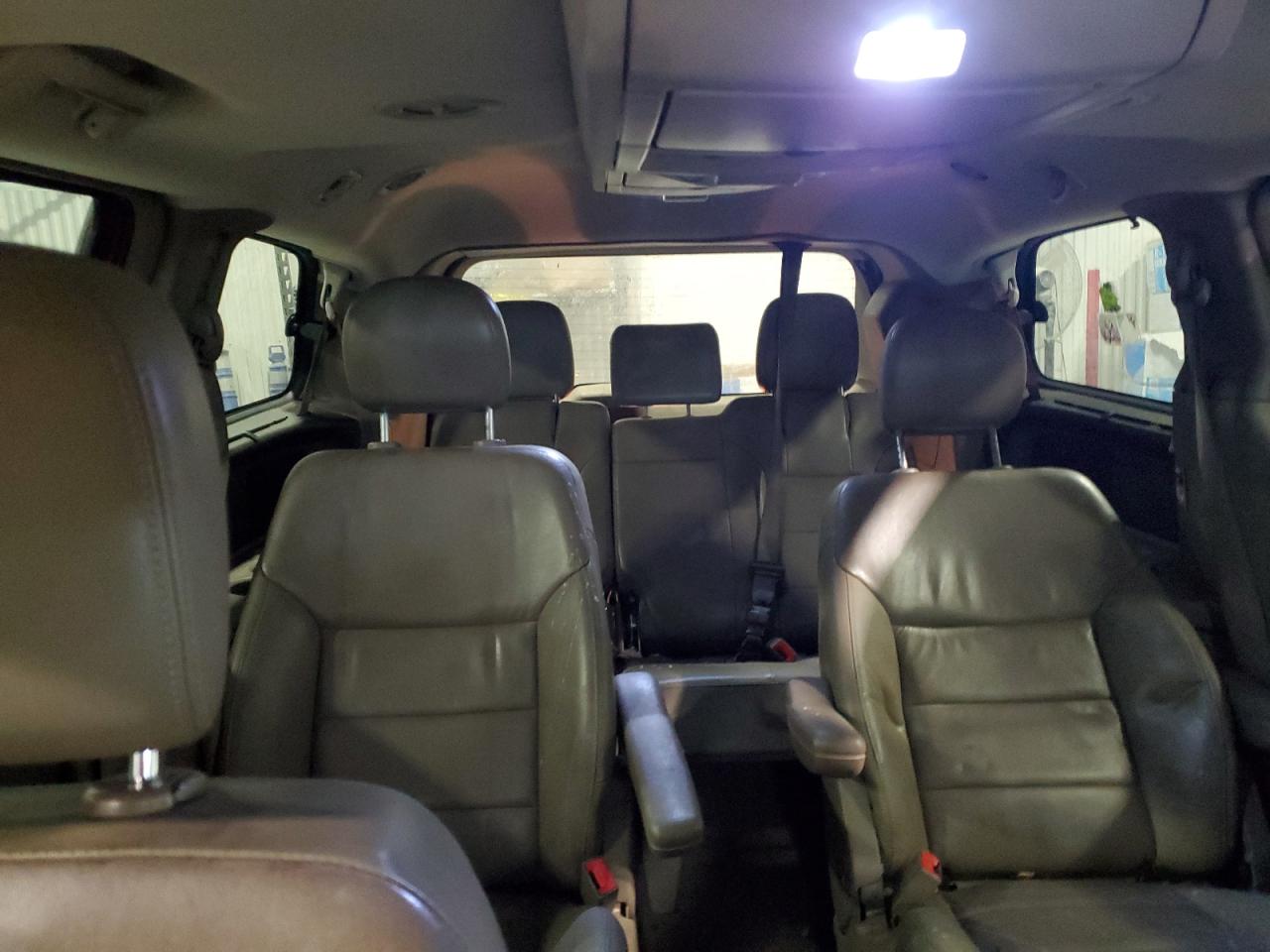 2012 Volkswagen Routan - Image 10