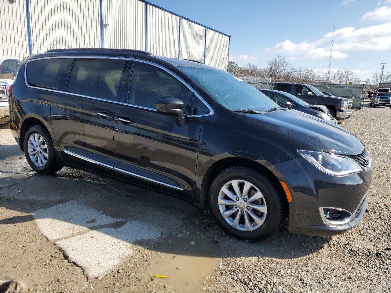 2017 Chrysler Pacifica - Image 4