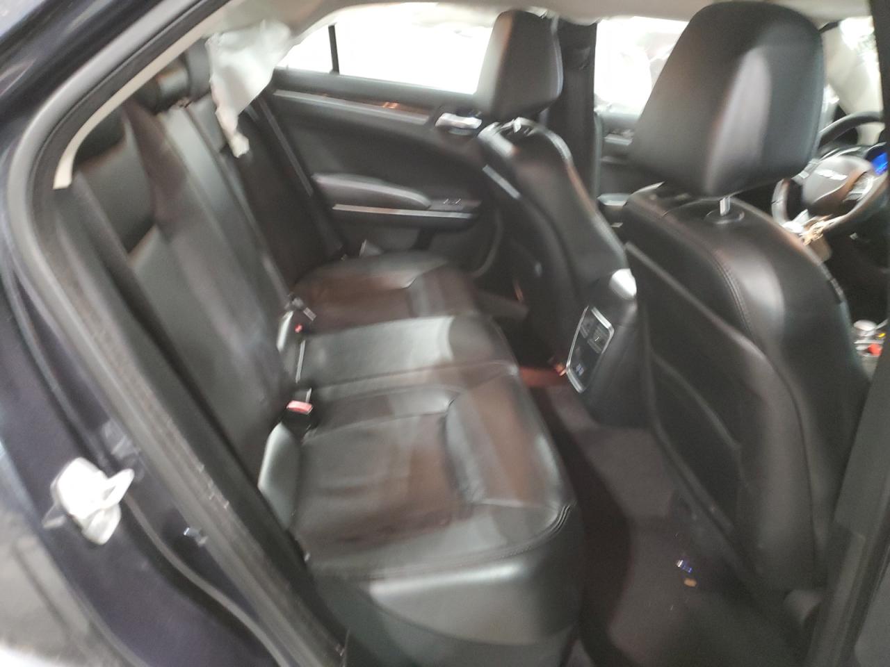 2016 Chrysler 300 - Image 10