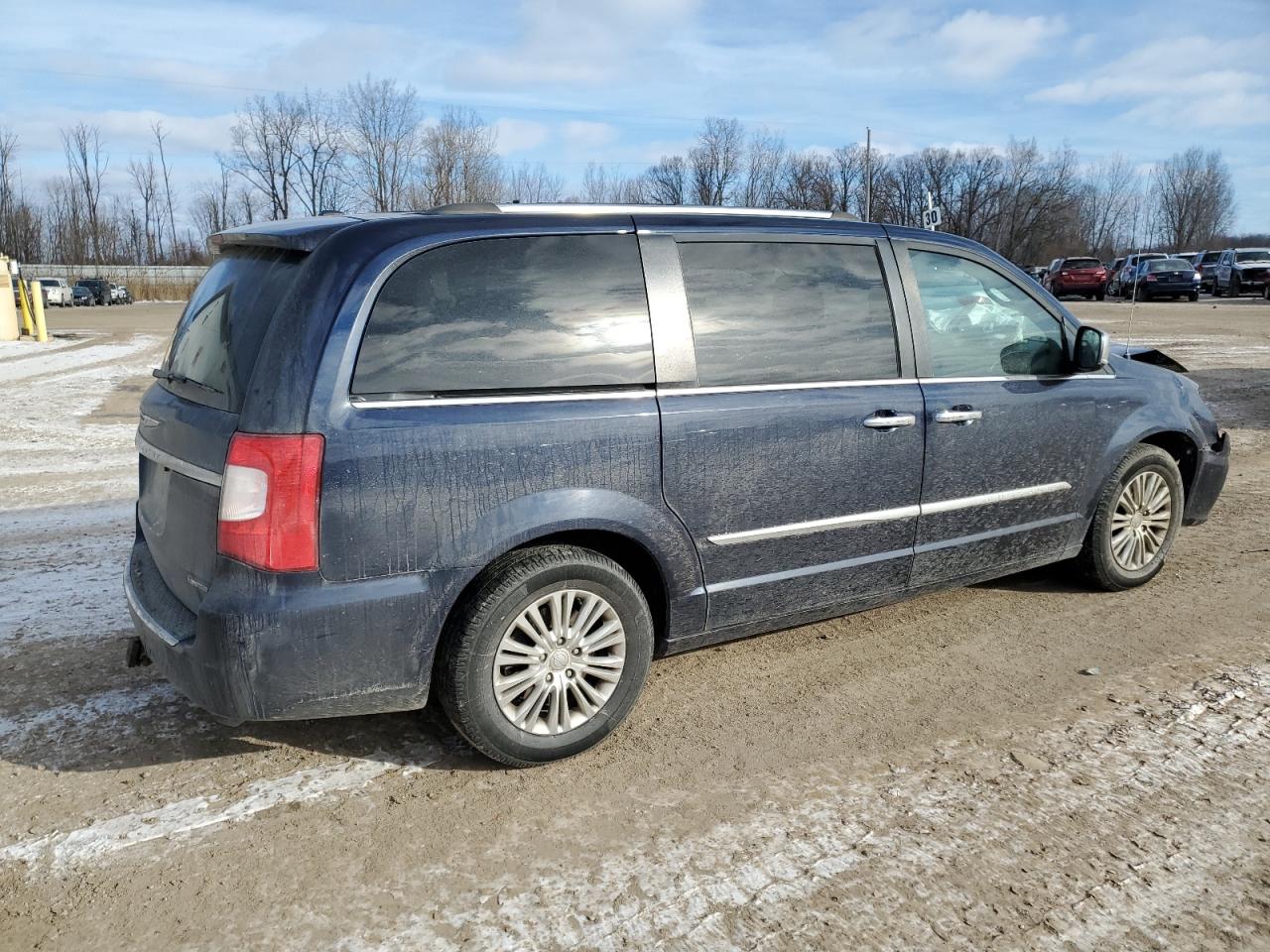 2016 Chrysler Town & Country - Image 3
