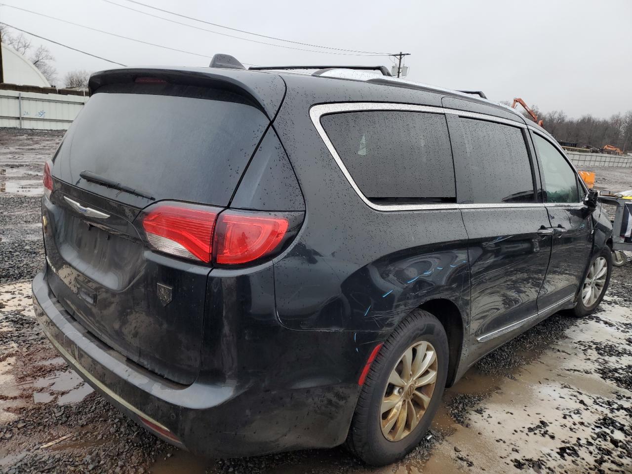 2018 Chrysler Pacifica - Image 3