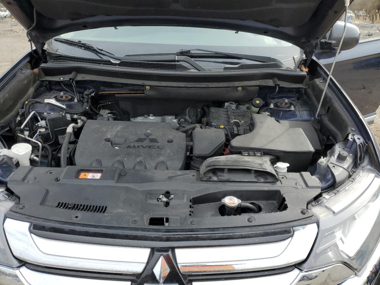 2018 Mitsubishi Outlander - Image 14