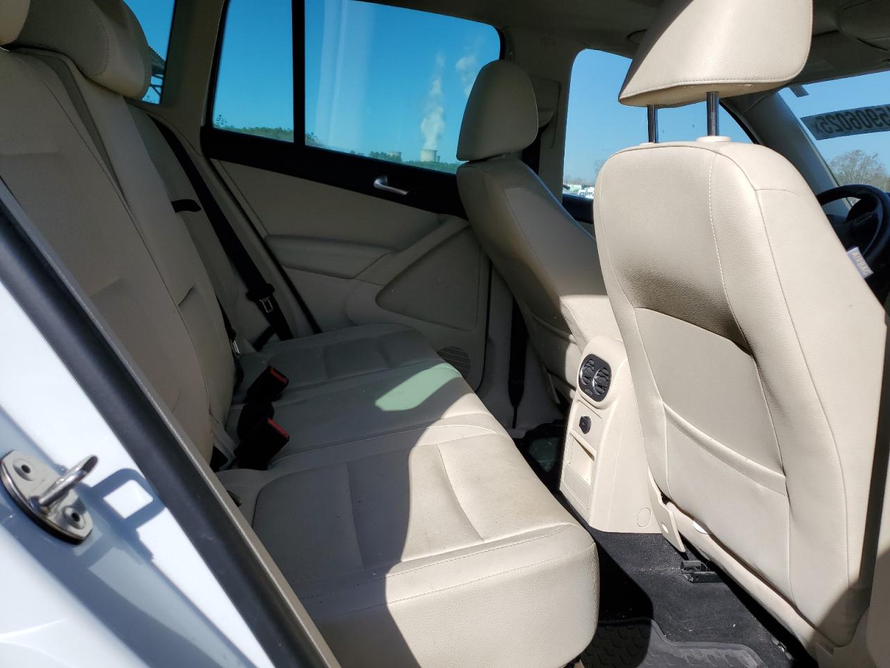 2015 Volkswagen Tiguan - Image 11