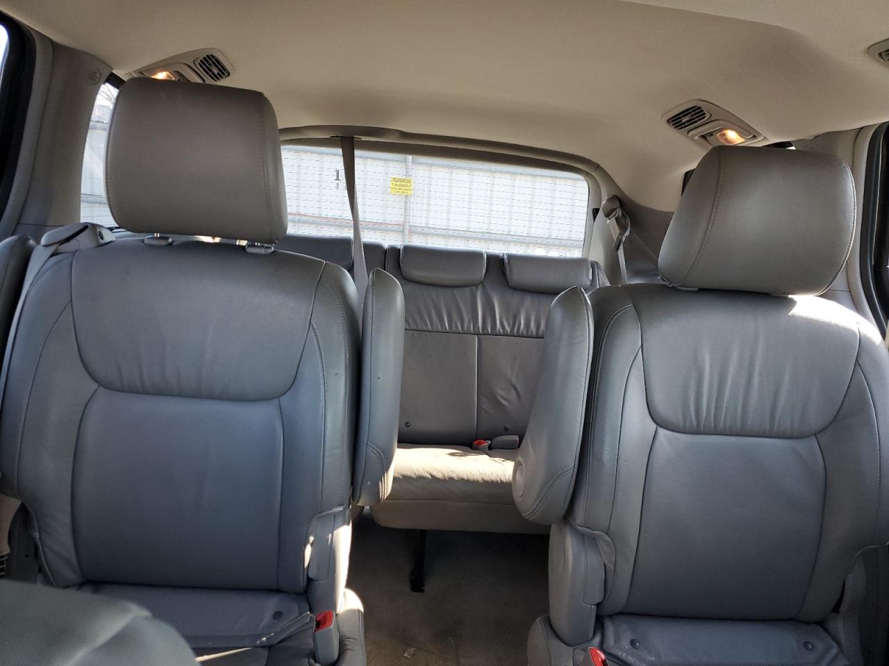 2010 Toyota Sienna - Image 10