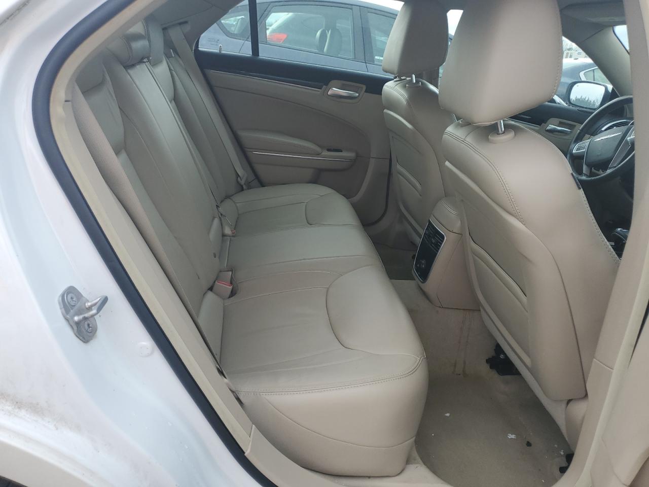 2014 Chrysler 300 - Image 10