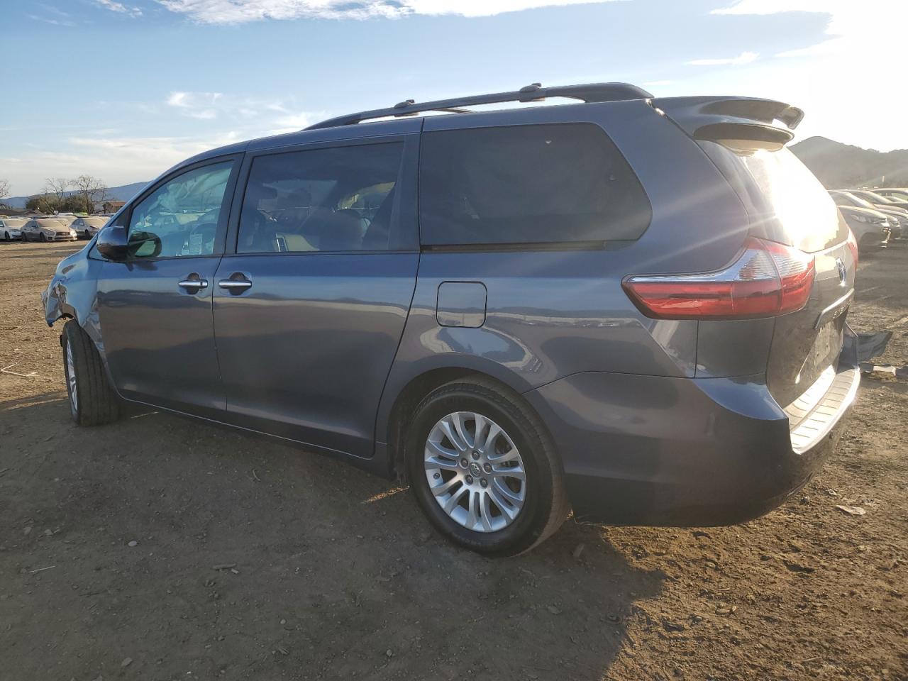 2015 Toyota Sienna - Image 2