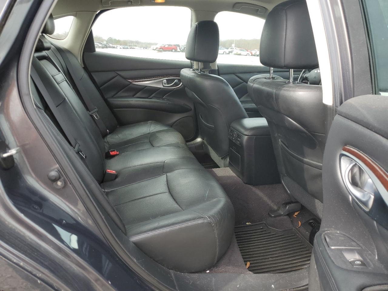 2011 Infiniti M - Image 10
