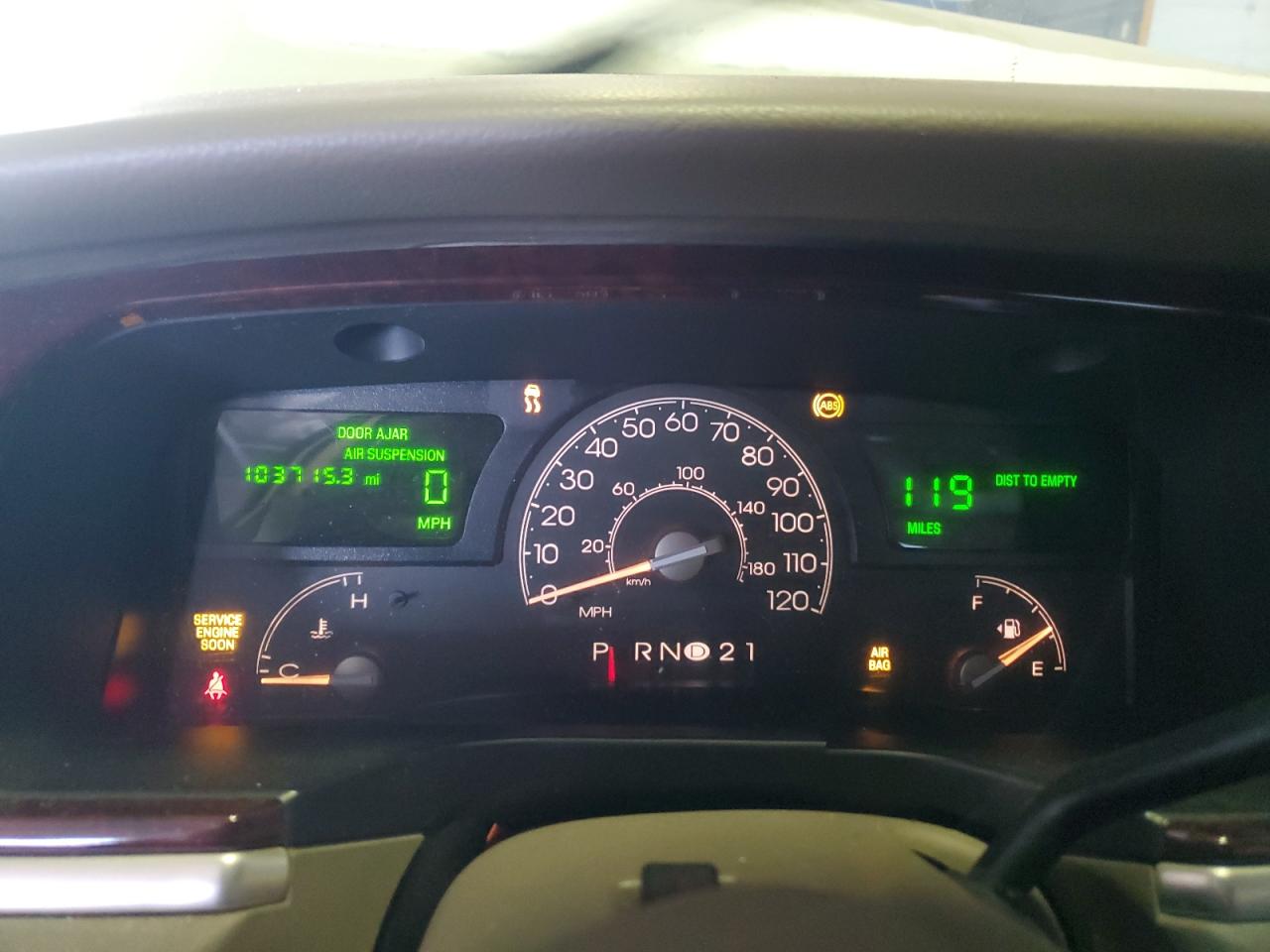 2004 Lincoln Town Car - Image 9