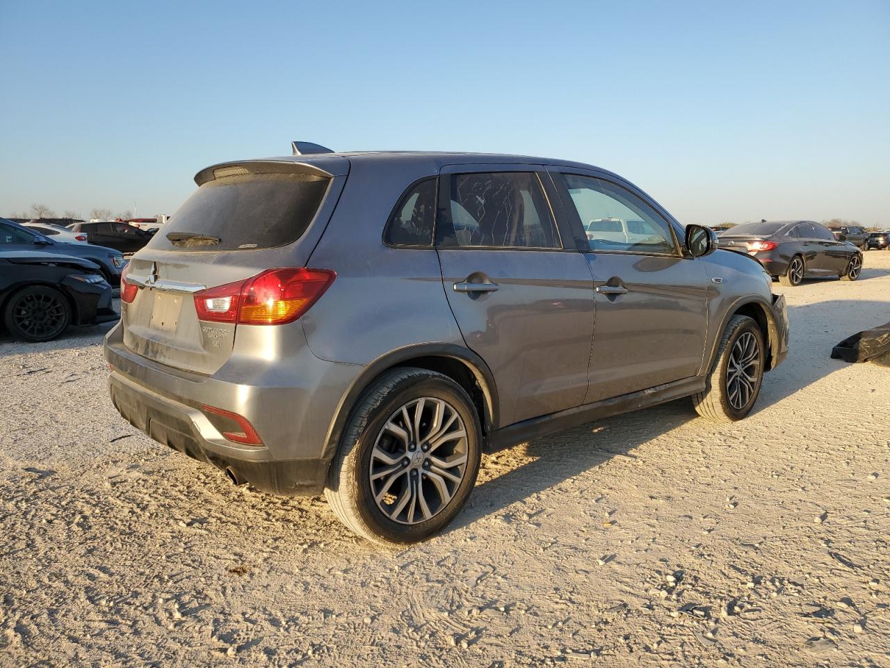 2019 Mitsubishi Outlander - Image 3