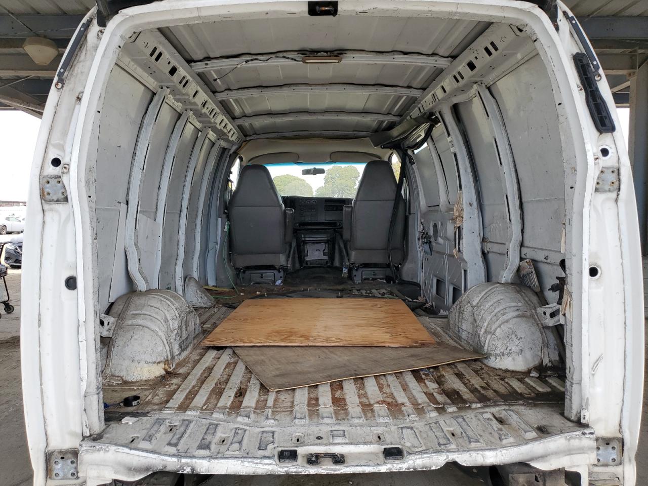2007 GMC Savana - Image 10