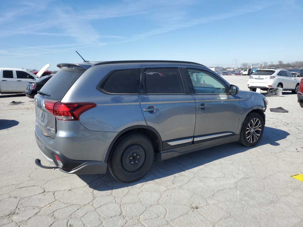 2016 Mitsubishi Outlander - Image 3