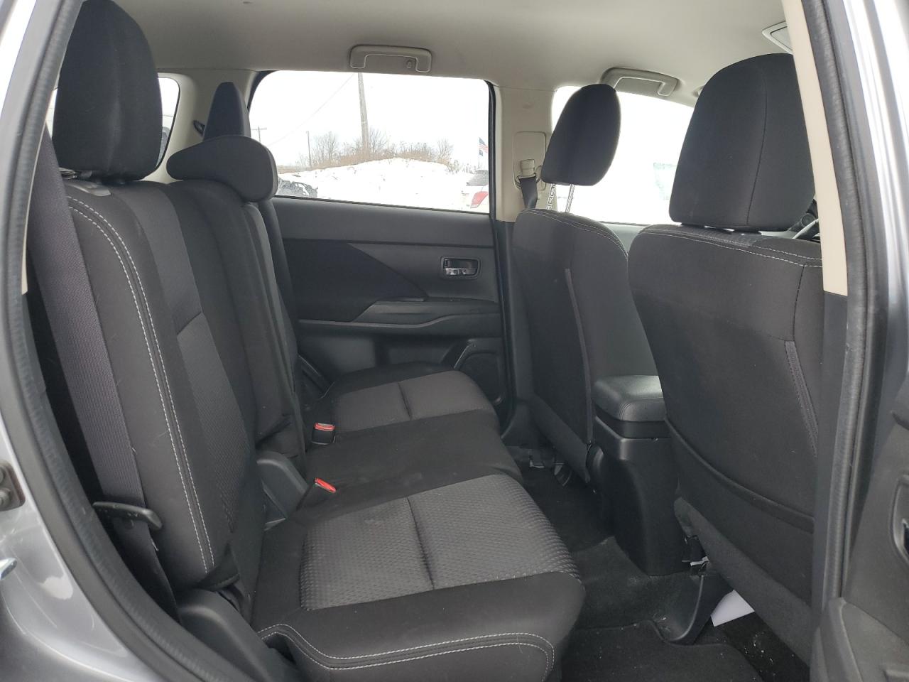 2016 Mitsubishi Outlander - Image 11
