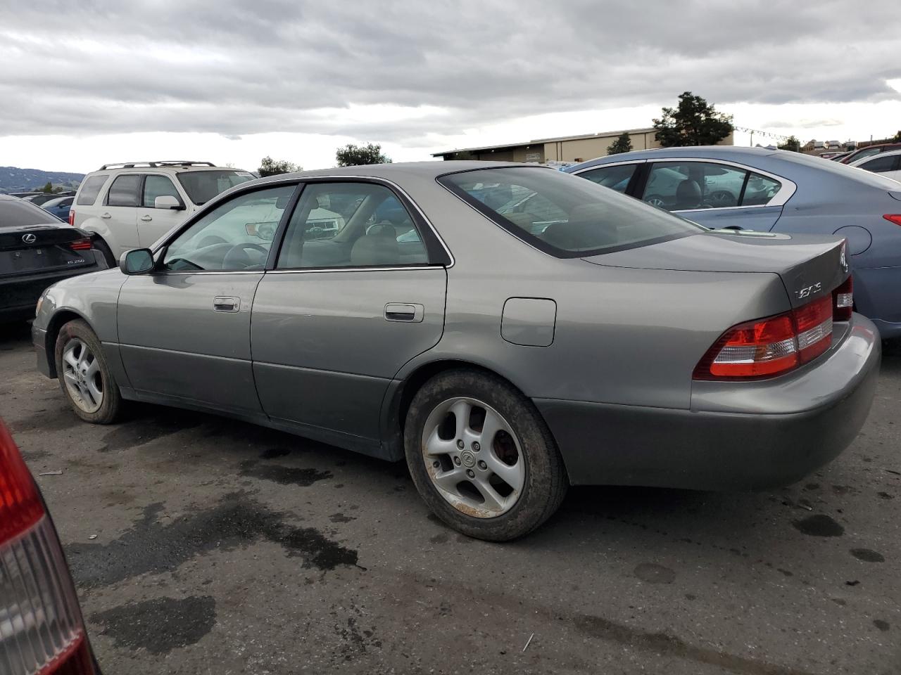 2000 Lexus ES - Image 2