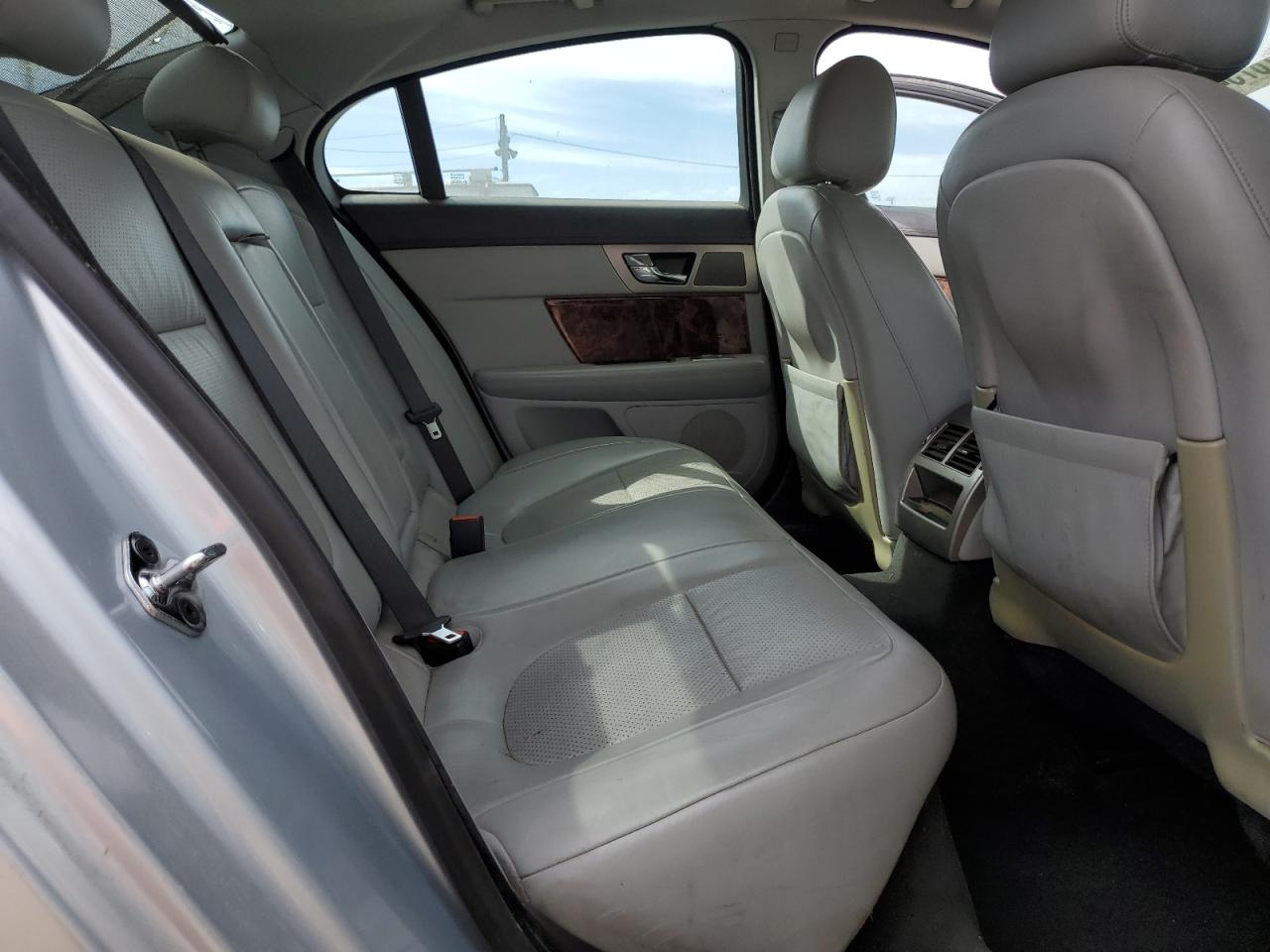 2009 Jaguar XF - Image 10