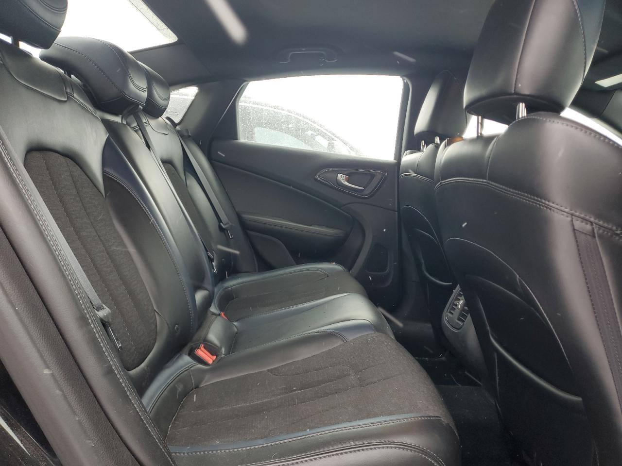 2016 Chrysler 200 - Image 10
