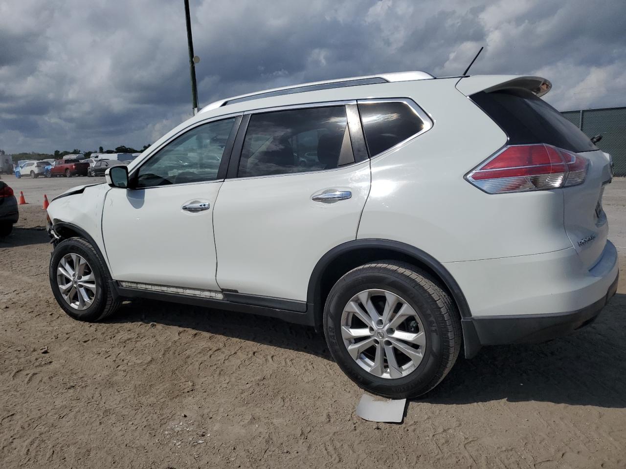 2016 Nissan Rogue - Image 2