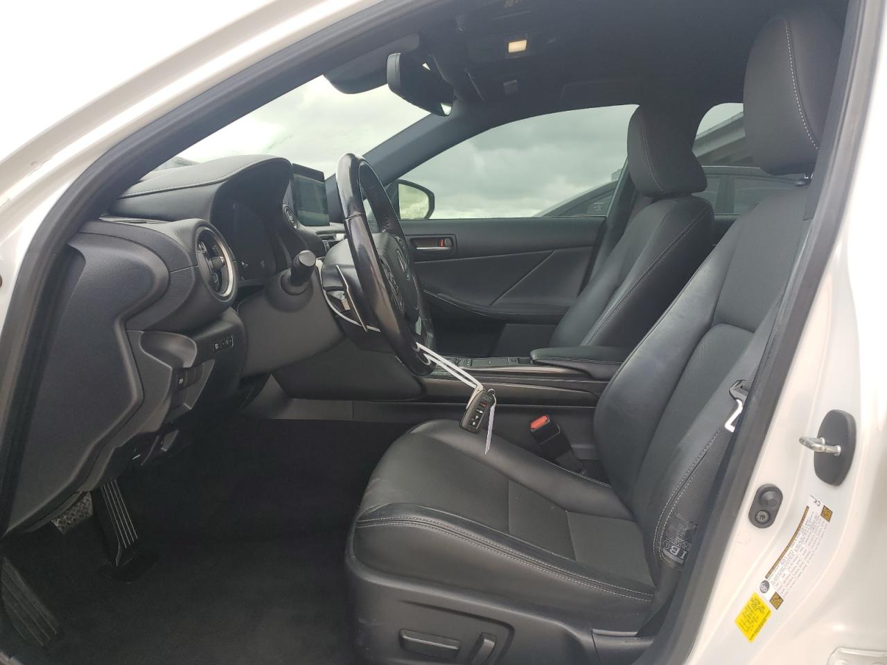 2021 Lexus IS - Image 7