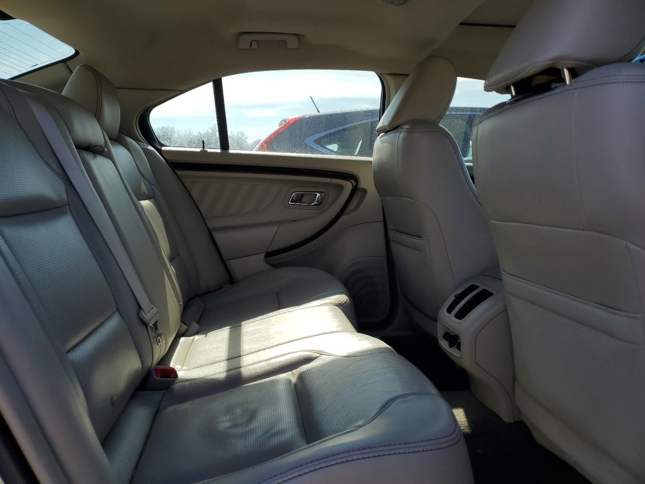 2010 Ford Taurus - Image 10