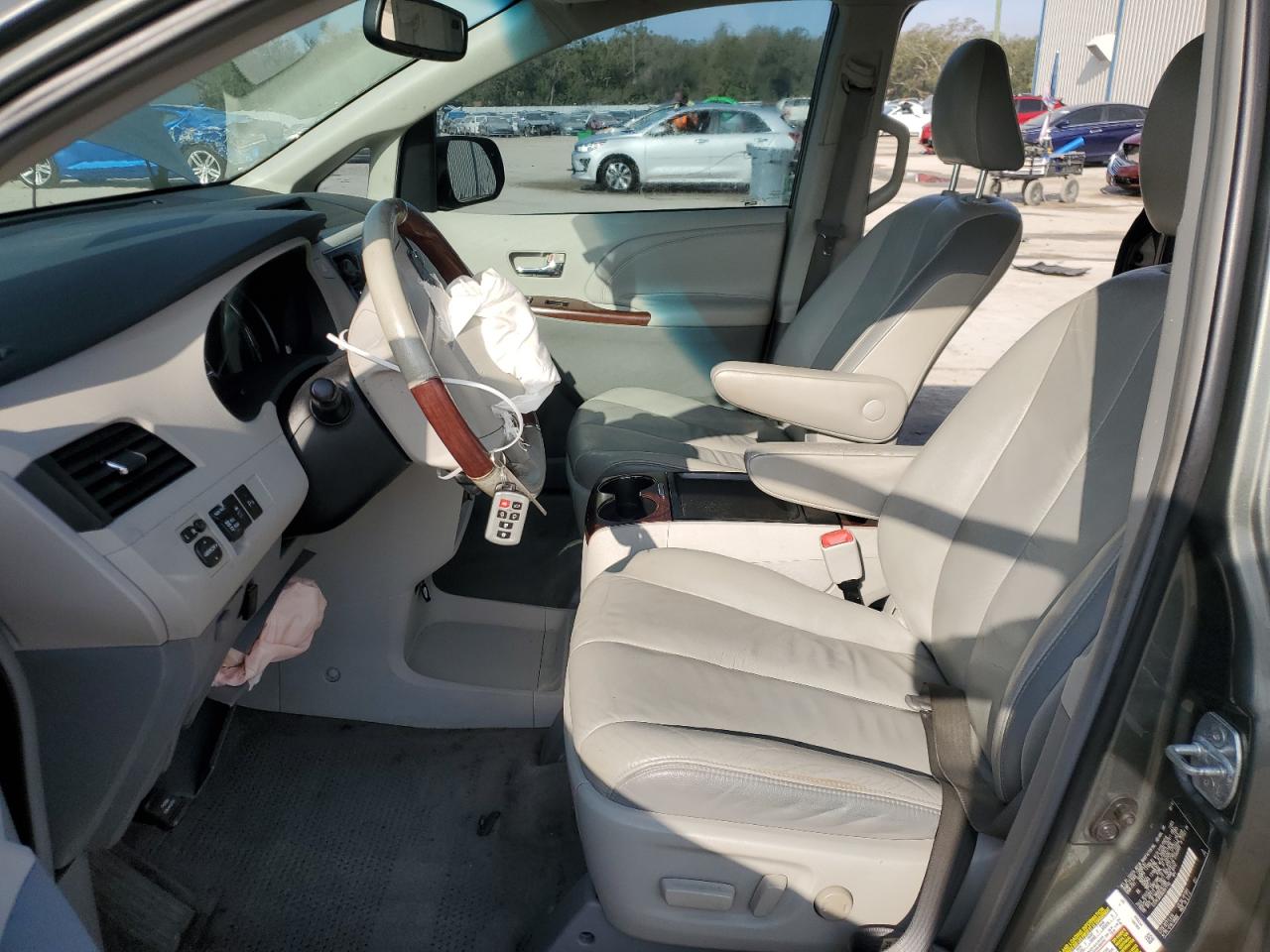 2011 Toyota Sienna - Image 7