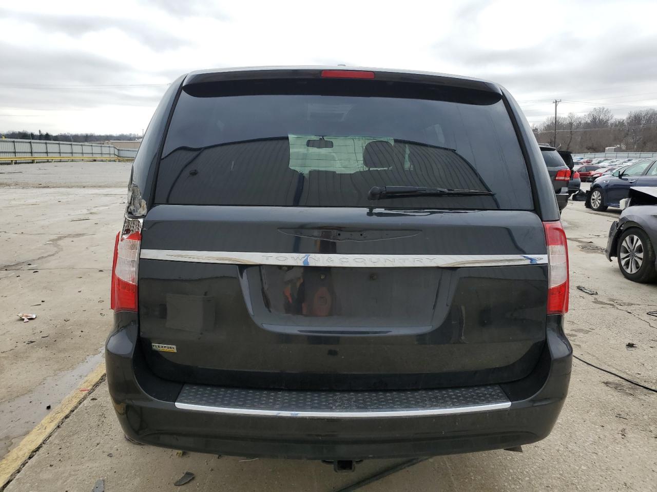 2016 Chrysler Town & Country - Image 6