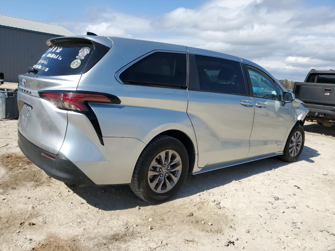 2021 Toyota Sienna - Image 3