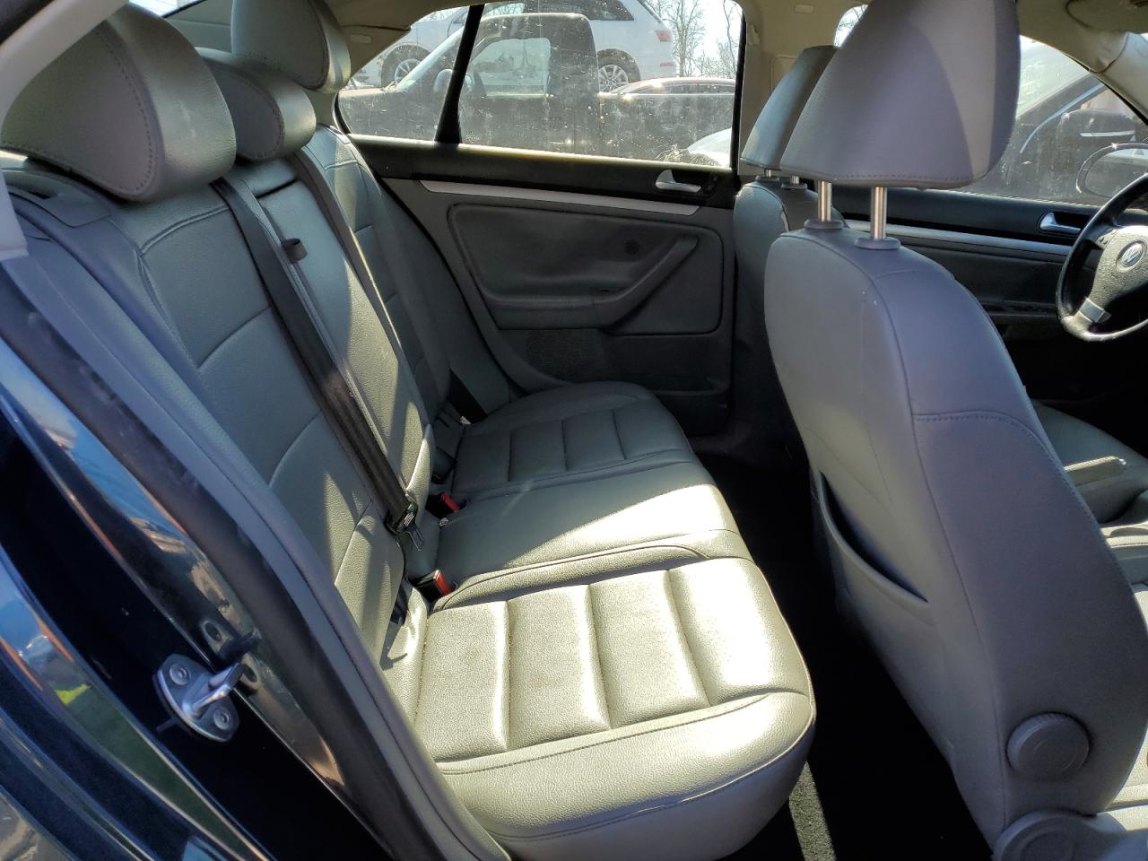 2009 Volkswagen Jetta - Image 10