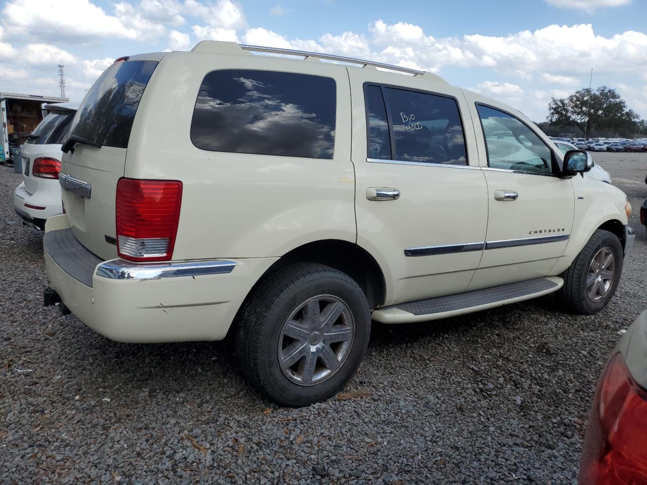 2008 Chrysler Aspen - Image 3
